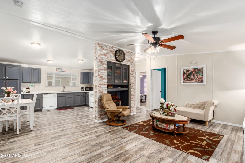 Kitchen/Living Area