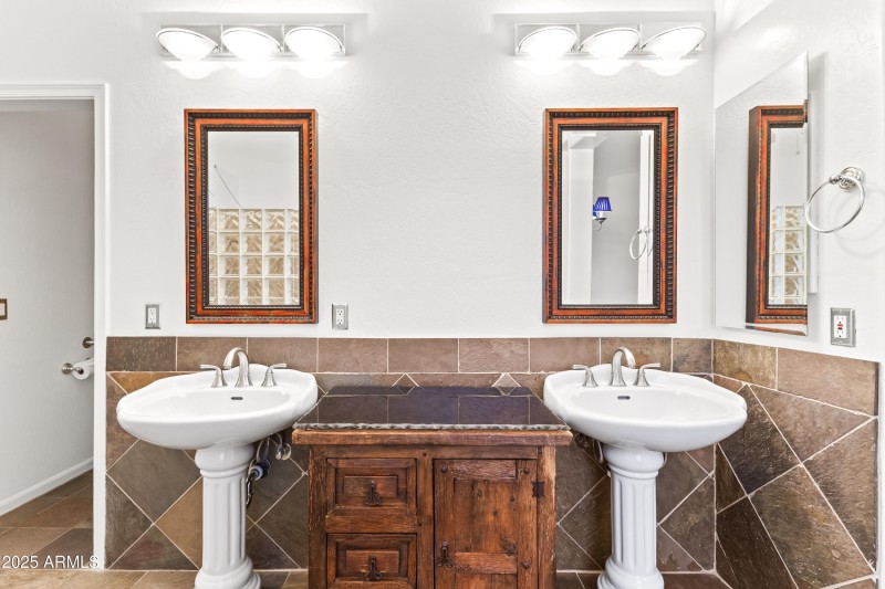 Dual Sinks with Elegant Finishes