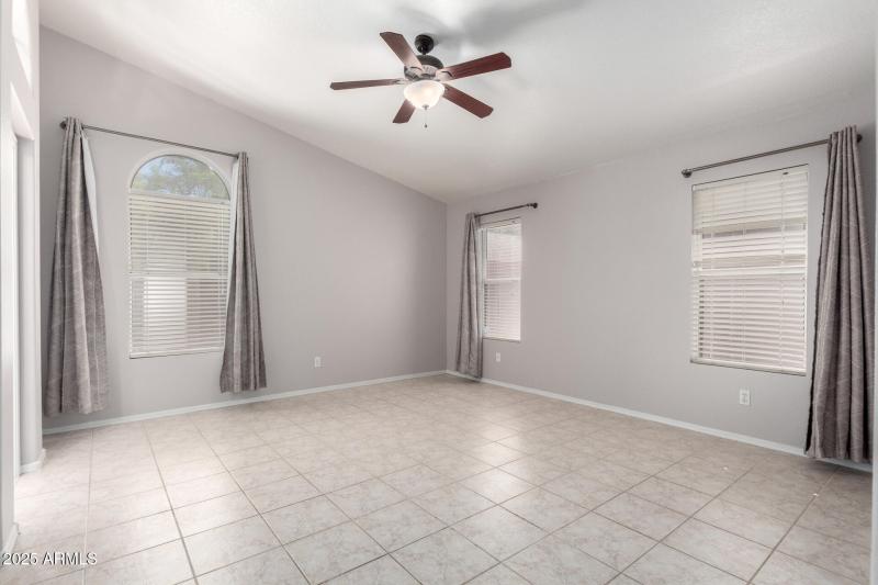 LARGE PRIMARY BEDROOM