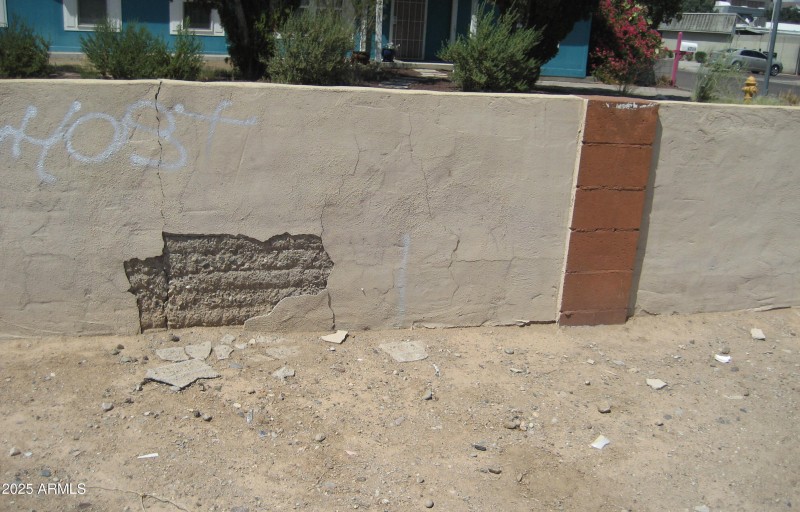 LINE ON WALL APPROX LOT LINE IMG_3312