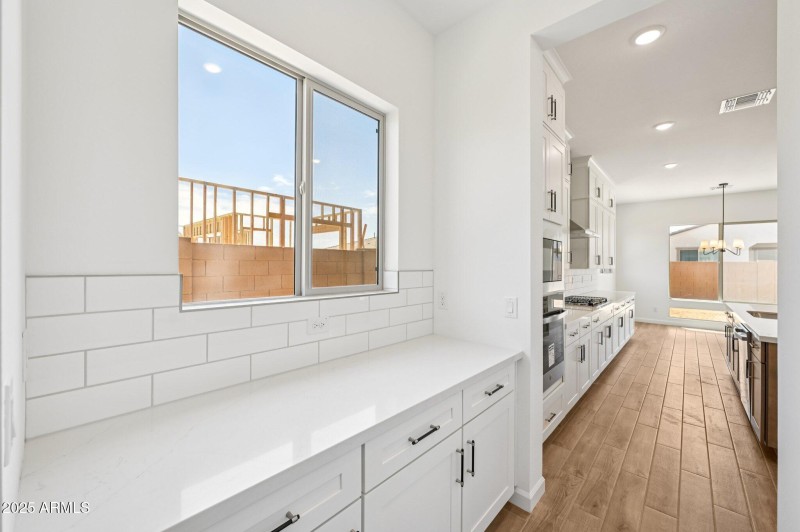 8-web-or-mls-E Twin Acres Dr-S0708-008