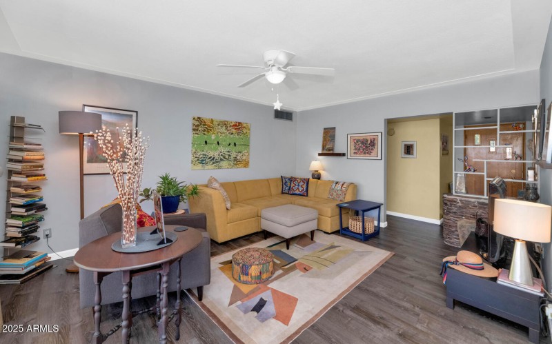 2218 W State Ave-large-007-023-2218 W St
