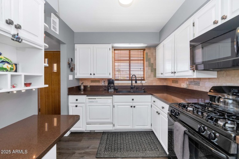 2218 W State Ave-large-011-009-2218 W St
