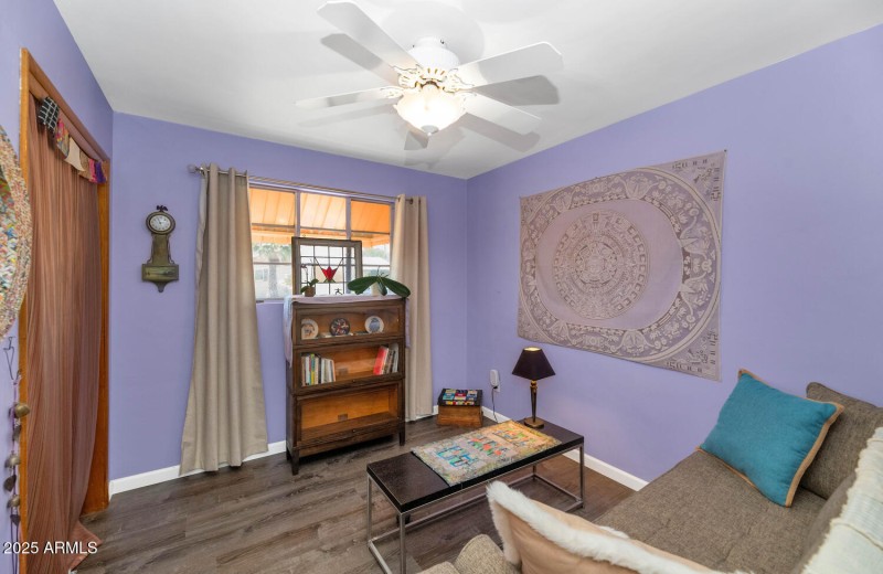 2218 W State Ave-large-020-022-2218 W St