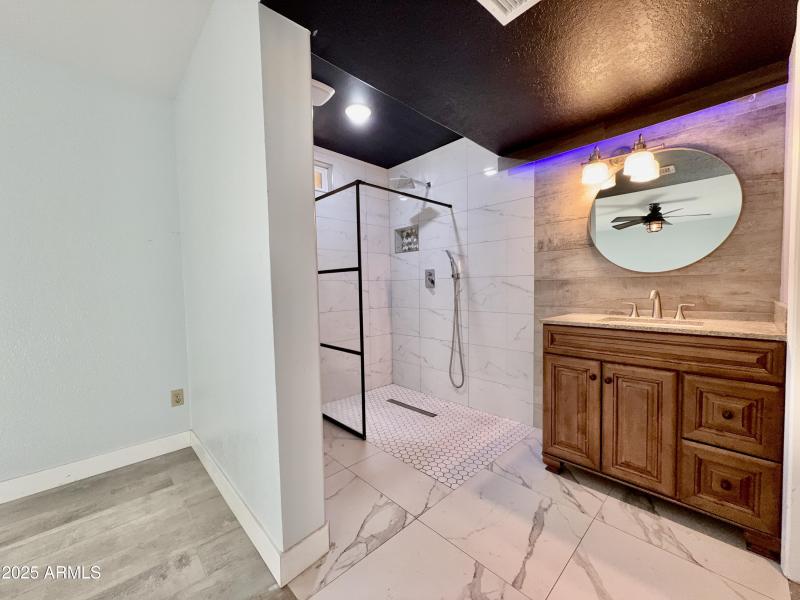 8E1E2E3C-6B0D-48F3-9C6E-903E7696390F_1_2