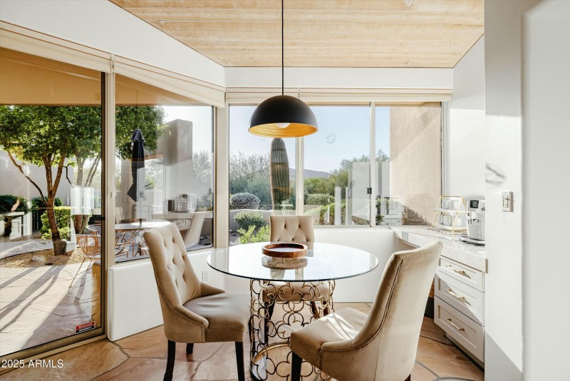 Eating area w/ mtn views