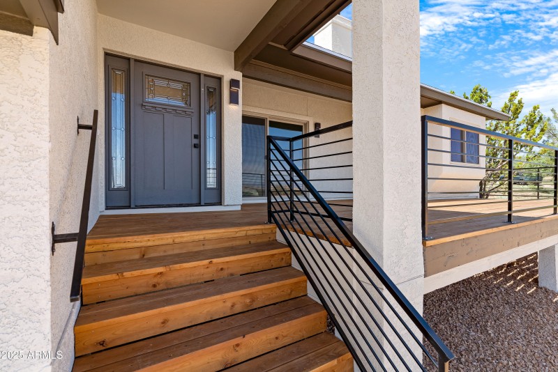 Great front Deck w/ Views