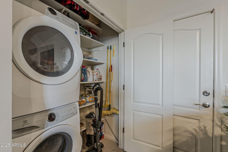 Full washer/dryer & pantry