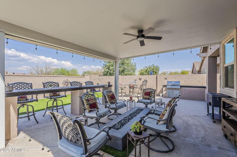 Plenty of entertaining area!