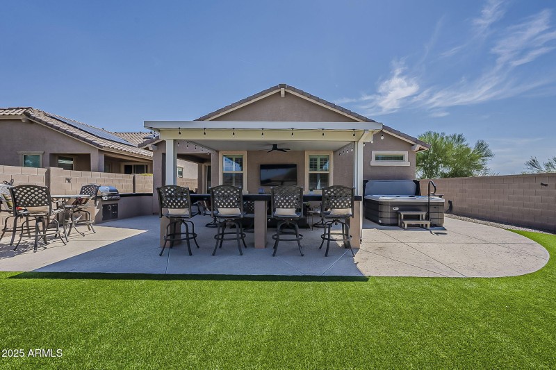 Relaxing backyard & low maintenance!