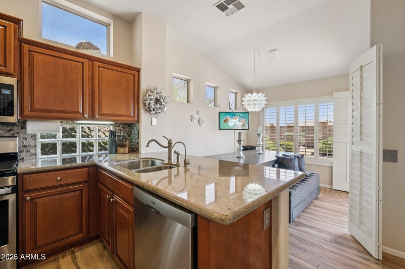16-web-or-mls-W Sky Hawk Dr-S0708-016