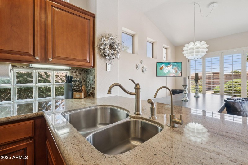 17-web-or-mls-W Sky Hawk Dr-S0708-017