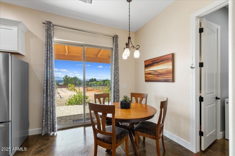 17-Dining Area