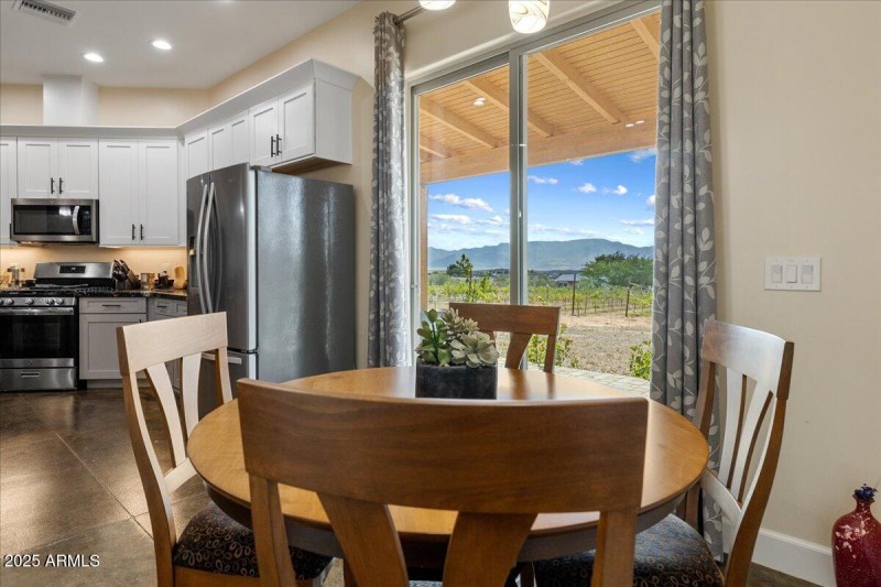 18-Dining Area