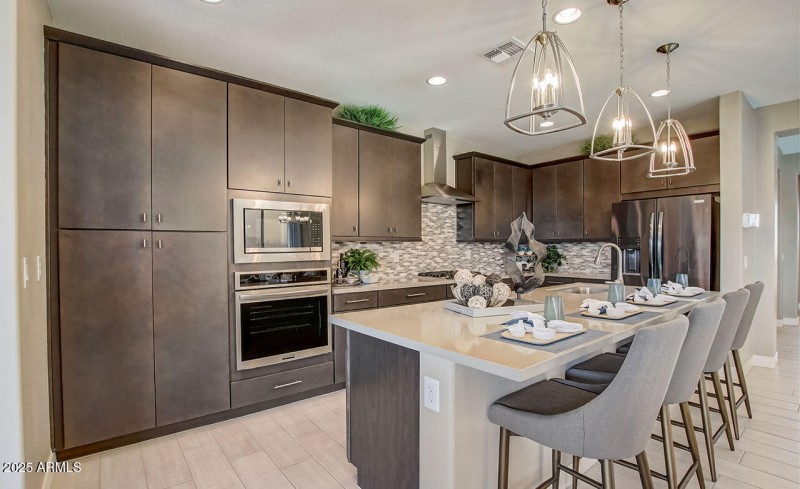 The-Lakes-at-RED_Castellano_kit3