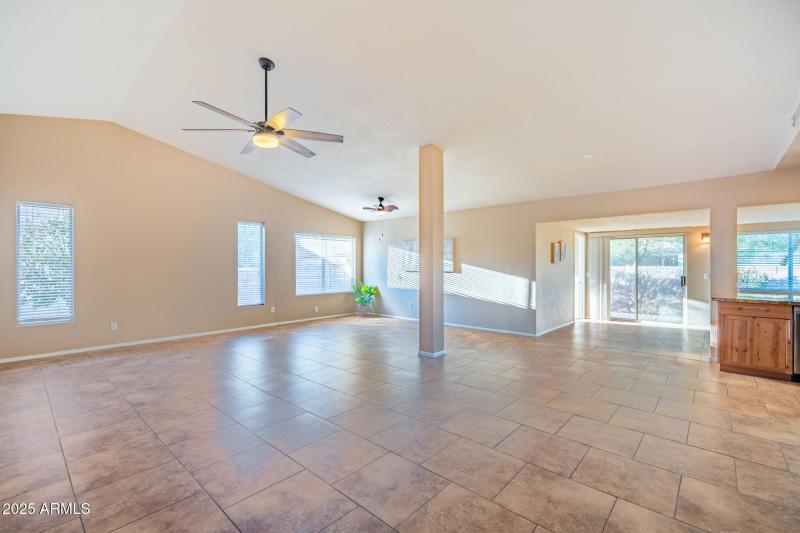 great room w/ vaulted ceilings