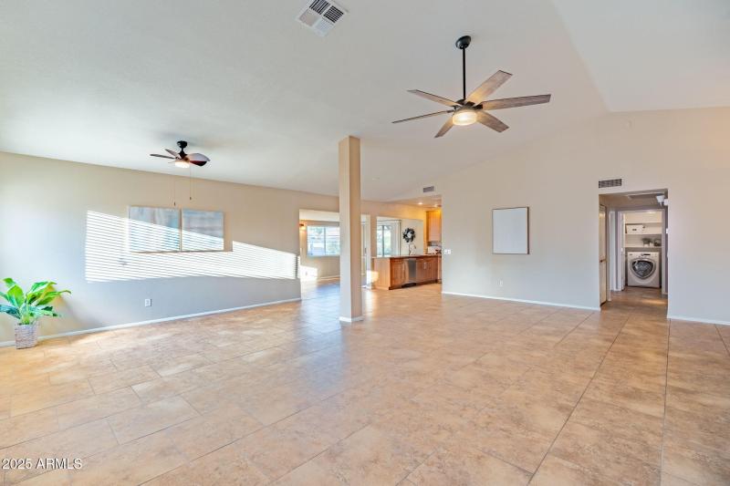 great room w/ vaulted ceilings