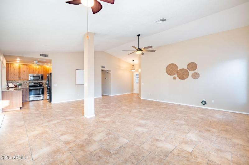 great room w/ vaulted ceilings