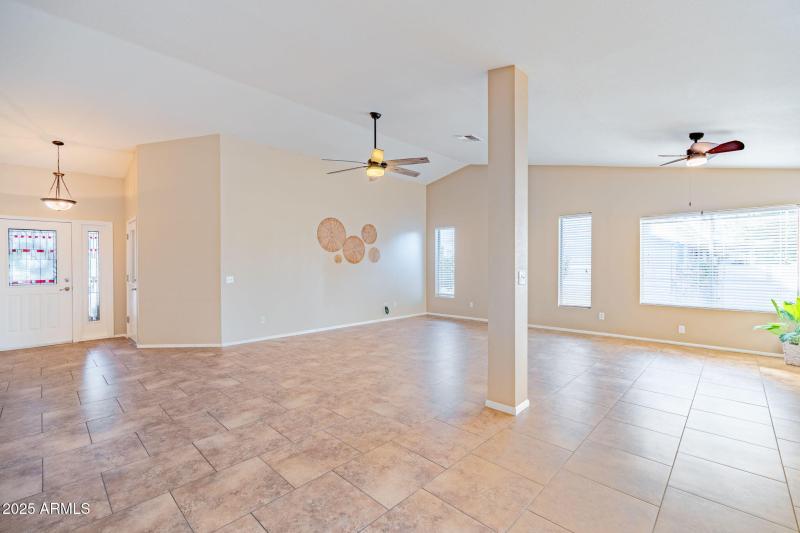 great room w/ vaulted ceilings