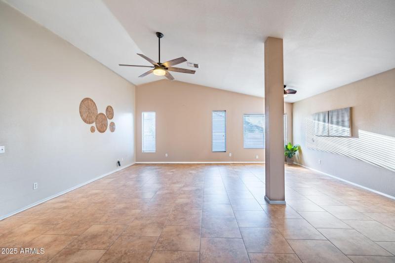 great room w/ vaulted ceilings