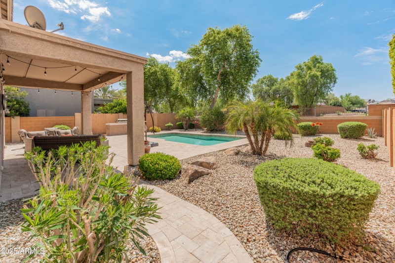 26011 W Tonopah Dr-7