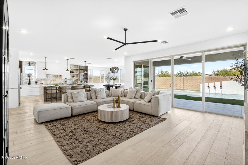 47_110_328_a4m_luxtwins