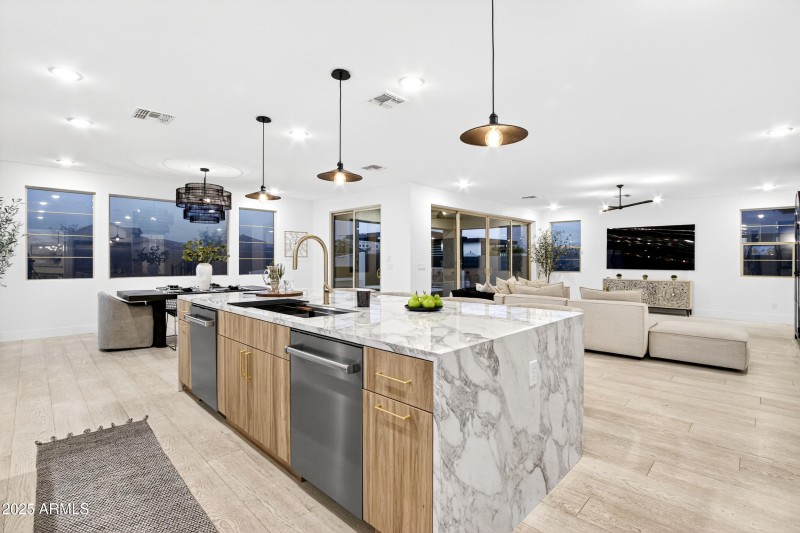 86_156_466_a4m_luxtwins