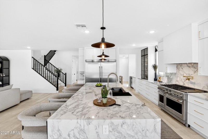 56_119_355_a4m_luxtwins