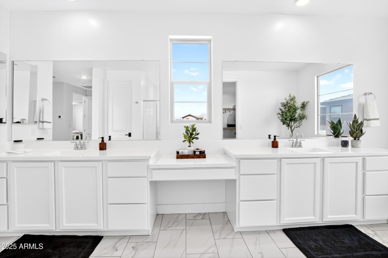 135_038_114_a4m_luxtwins