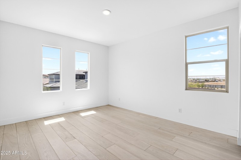 153_016_048_a4m_luxtwins