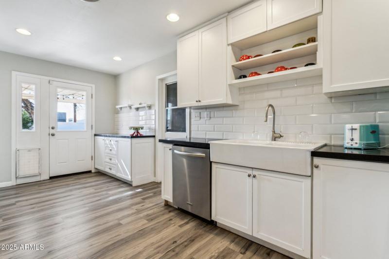 5-web-or-mls-3609-e-fairmount-ave