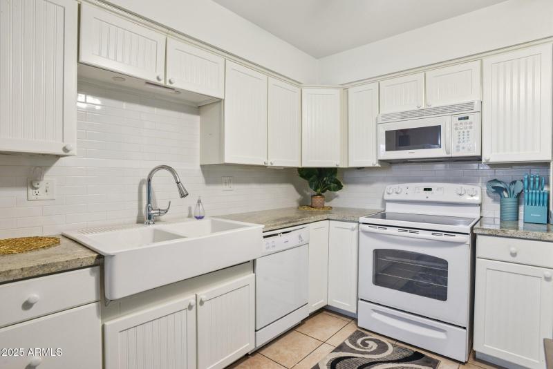 6-web-or-mls-8046-e-oak-st