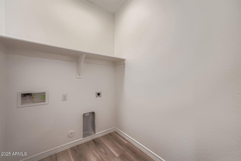 26 - 5519 Upstairs Laundry