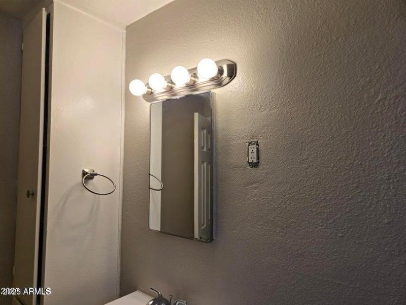 902 #5 bath with towel, lighting & medic