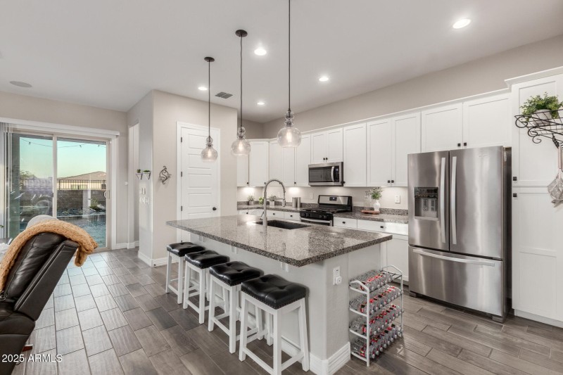 Kitchen w/ss appliances