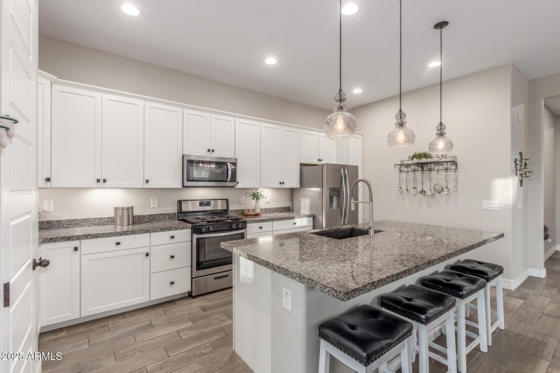 Island w/granite counters