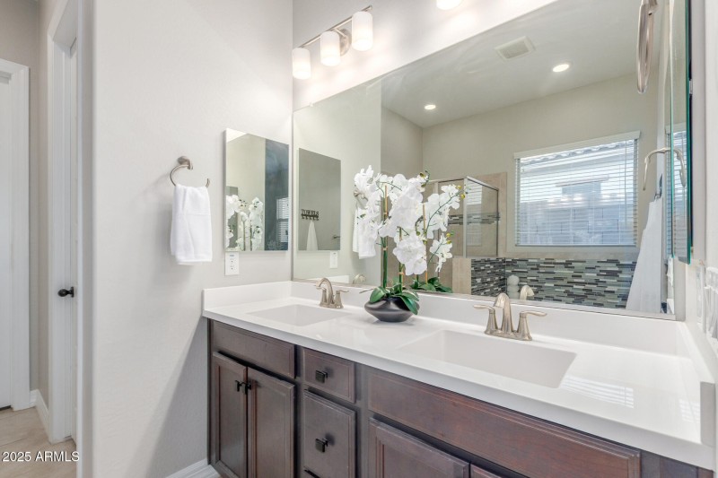 Primary Bathroom w/double vanity sinks