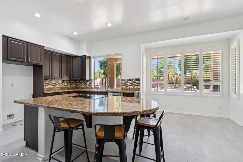 Kitchen / Breakfast Bar