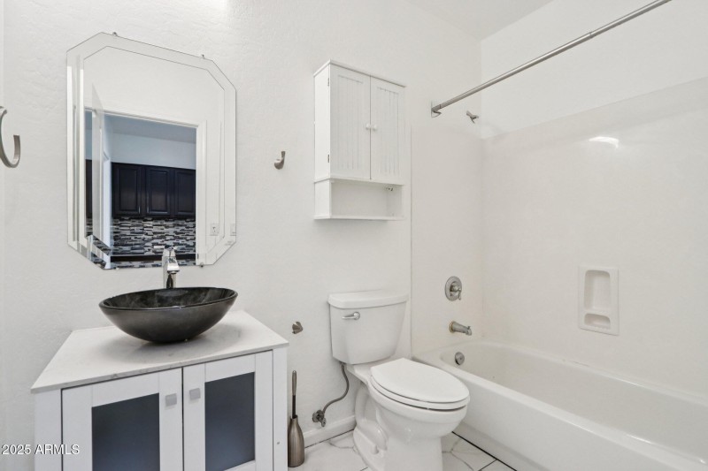 2nd Bathroom (Downstairs)