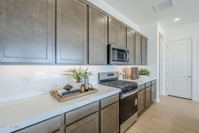 Kitchen W Ample Storage