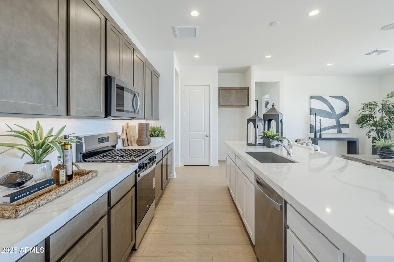 Kitchen W SS Appliances