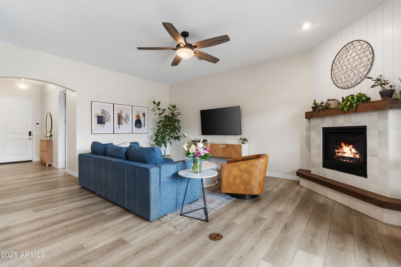 09-Living Room & Entry