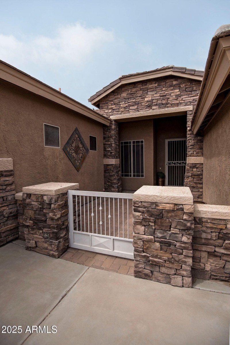 03_frontdoor-exterior