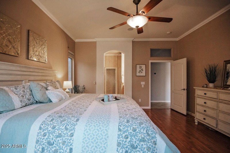 16_master-bedroom_view02