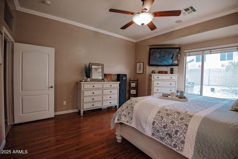 17_master-bedroom_view03