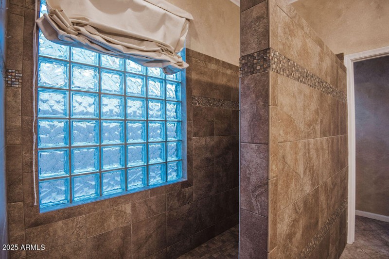 20_master-bathroom_view003