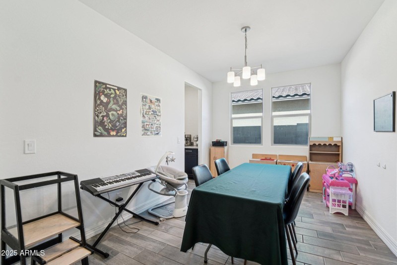 11-web-or-mls-W Luke Ave-S1208-009