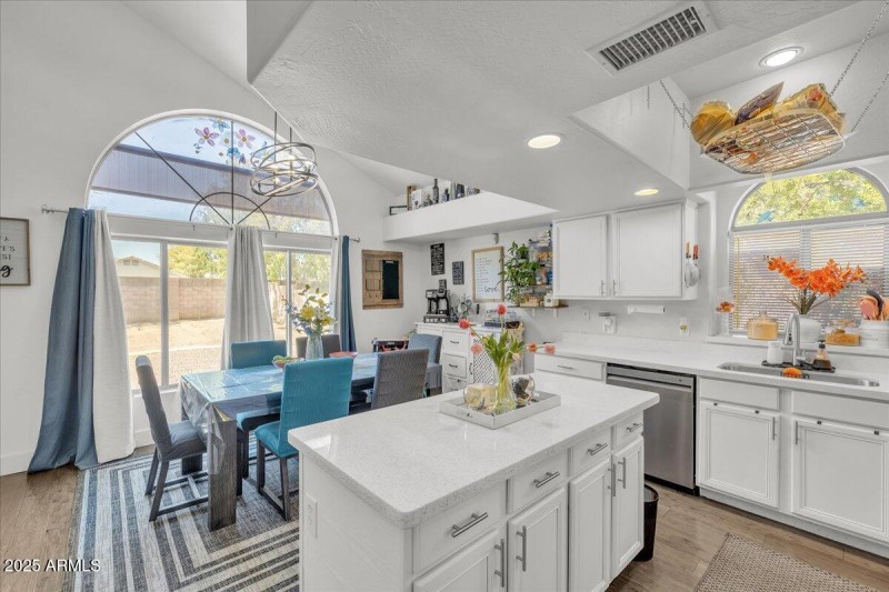 24-7760_W_Marlette_Ave19