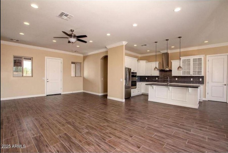 09 LivingToFrontView