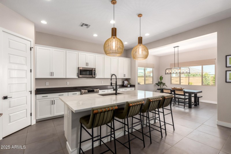 Spacious Kitchen w/42" White Cabinets